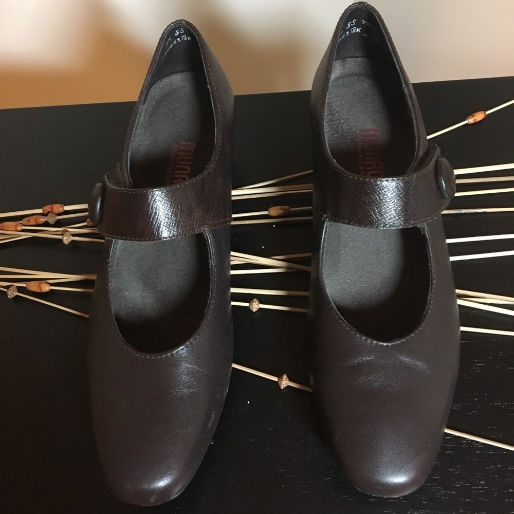 Brown pumps, 4A